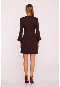 MOE - Elegancka sukienka z szerokimi mankietami dekolt V brązowa. Okazja: na co dzień, do pracy, na spotkanie biznesowe. Typ kołnierza: dekolt w kształcie V. Kolor: niebieski, brązowy. Materiał: tkanina. Wzór: gładki. Typ sukienki: dopasowane, proste. Styl: elegancki. Długość: mini #6
