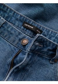 Ombre Clothing - Męskie jeansowe spodnie CARROT FIT z delikatnymi przetarciami – niebieskie V1. Okazja: na co dzień. Kolor: niebieski. Materiał: jeans. Wzór: aplikacja. Styl: casual #5