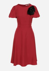 Born2be - Bordowa Sukienka Vices o Rozkloszowanym Kroju z Odpinanym Kwiatem 3D Rallarea. Kolor: czerwony. Wzór: kwiaty. Sezon: wiosna, lato #2