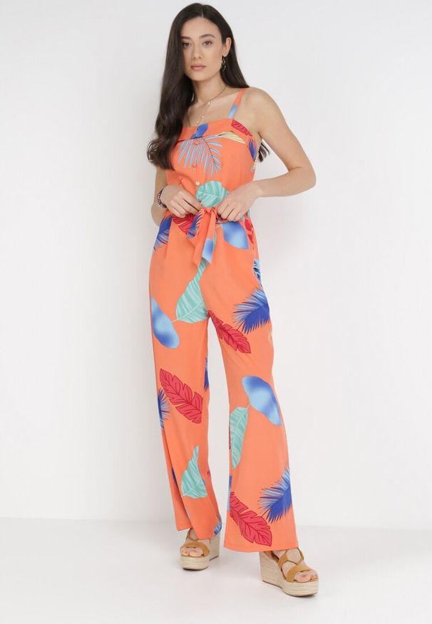 Born2be - Pomarańczowy Kombinezon Cnassiphae. Okazja: na co dzień. Kolor: pomarańczowy. Materiał: tkanina, materiał. Długość rękawa: na ramiączkach. Długość: długie. Wzór: nadruk, aplikacja. Styl: casual