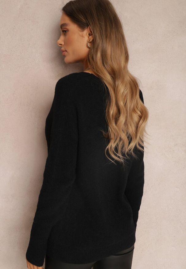 Renee - Czarny Sweter Lyna. Kolor: czarny. Długość rękawa: długi rękaw. Długość: długie. Wzór: jednolity. Styl: klasyczny