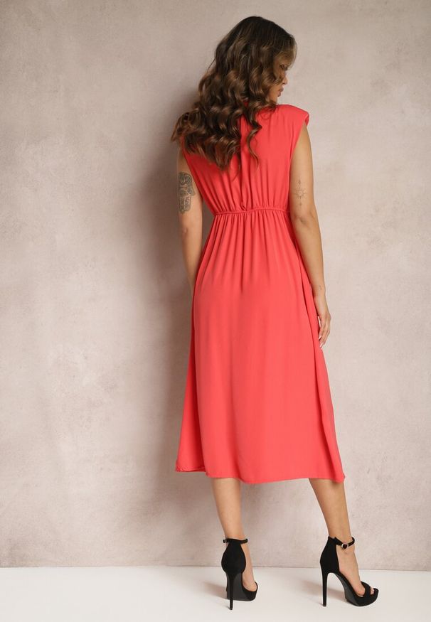 Renee - Czerwona Midi Sukienka o Rozkloszowanym Fasonie z Ozdobnym Węzłem i Rozcięciem Zanondia. Kolor: czerwony. Wzór: jednolity. Długość: midi