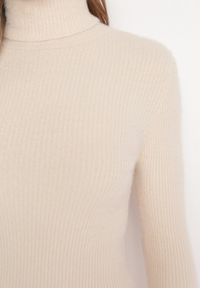 Born2be - Beżowa Sweterkowa Puchata Sukienka Midi z Wełny z Golfem Sebhat. Typ kołnierza: golf. Kolor: beżowy. Materiał: wełna. Długość: midi #2