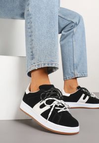 Renee - Czarne Sneakersy Ozdobione Geometrycznym Motywem Telindrela. Okazja: na co dzień. Kolor: czarny. Materiał: jeans. Wzór: geometria, aplikacja