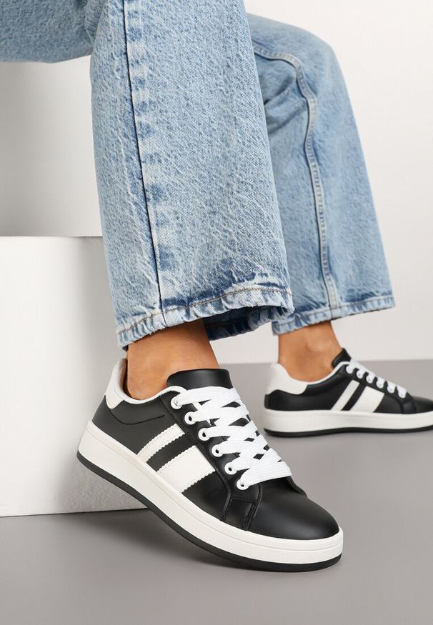 Renee - Czarne Płaskie Sneakersy z Paskiem Quinesi. Okazja: na co dzień. Zapięcie: pasek. Kolor: czarny. Materiał: dresówka