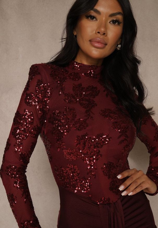 Renee - Bordowa Koktajlowa Sukienka z Półgolfem Zdobiona Cekinami i Trenem Nautitune. Kolor: czerwony. Wzór: aplikacja. Typ sukienki: oversize. Styl: wizytowy