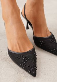 Renee - Czarne Sandały na Szpilce Ozdobione Haftowanym Wzorem i Koralikami Sametis. Kolor: czarny. Materiał: satyna. Wzór: aplikacja, haft. Obcas: na szpilce #9