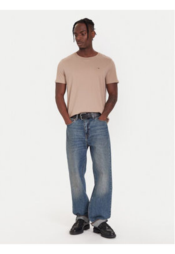 Tommy Jeans T-Shirt DM0DM04411 Beżowy Regular Fit. Kolor: beżowy. Materiał: bawełna