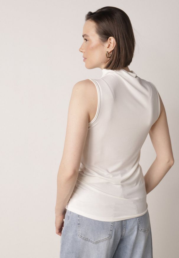 Born2be - Biała Gładka Bluzka Bez Rękawów z Półgolfem Nedivra. Okazja: na co dzień, na spotkanie biznesowe, do pracy. Kolor: biały. Materiał: jeans, materiał, poliester, elastan. Długość rękawa: bez rękawów. Wzór: gładki. Styl: klasyczny, biznesowy, casual, elegancki