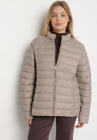 Born2be - Beżowa Pikowana Kurtka o Prostym Kroju z Niską Stójką Zeniva. Okazja: na co dzień, na spacer. Typ kołnierza: kołnierzyk stójkowy. Kolekcja: plus size. Kolor: beżowy. Materiał: dzianina, jeans. Styl: casual #1