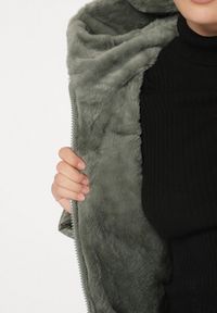 Born2be - Zielona Pikowana Kurtka o Prostym Kroju z Kapturem Avilerie. Okazja: na co dzień. Typ kołnierza: kaptur. Kolekcja: plus size. Kolor: zielony. Materiał: jeans. Styl: casual, elegancki #6