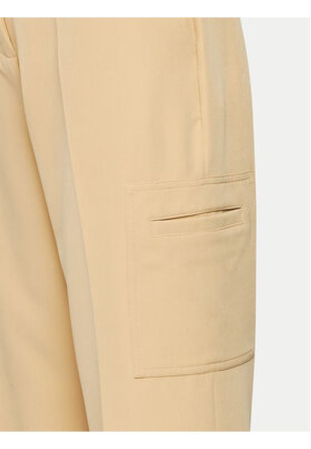 DKNY Spodnie materiałowe UB4PX263 Beżowy Regular Fit. Kolor: beżowy. Materiał: syntetyk