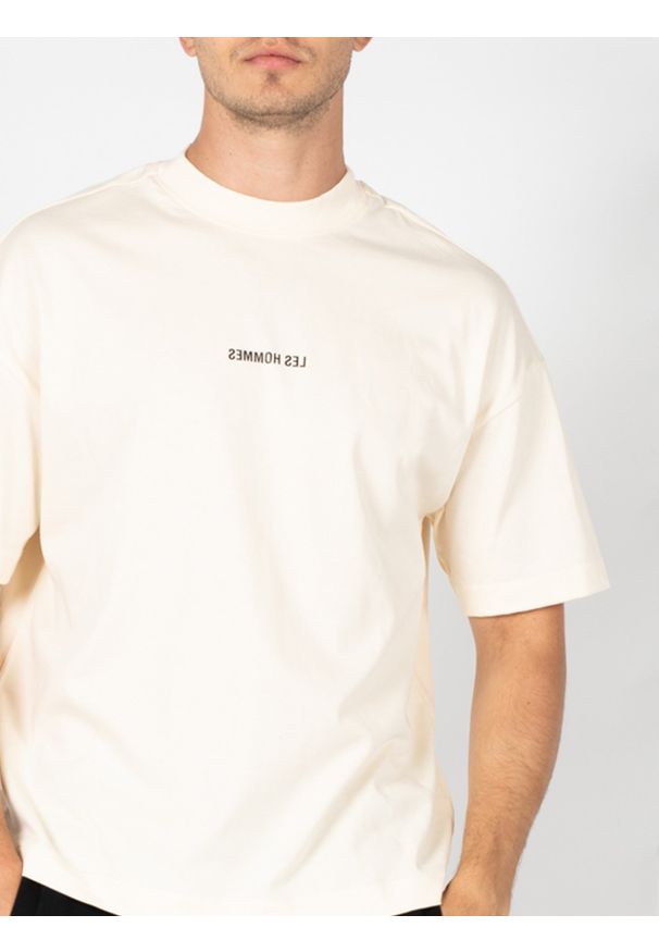 Les Hommes T-Shirt "Happy Pictures Oversize" | LBT1015700P | Mężczyzna | Beżowy. Okazja: na co dzień. Kolor: beżowy. Materiał: bawełna. Wzór: nadruk. Styl: klasyczny, elegancki, casual