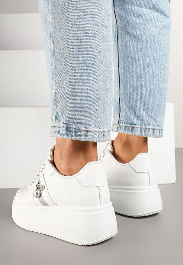 Born2be - Białe Sneakersy na Platformie z Kryształowym Owadem na Cholewce Elanorila. Okazja: na co dzień. Kolor: biały. Materiał: jeans. Szerokość cholewki: normalna. Wzór: aplikacja. Obcas: na platformie