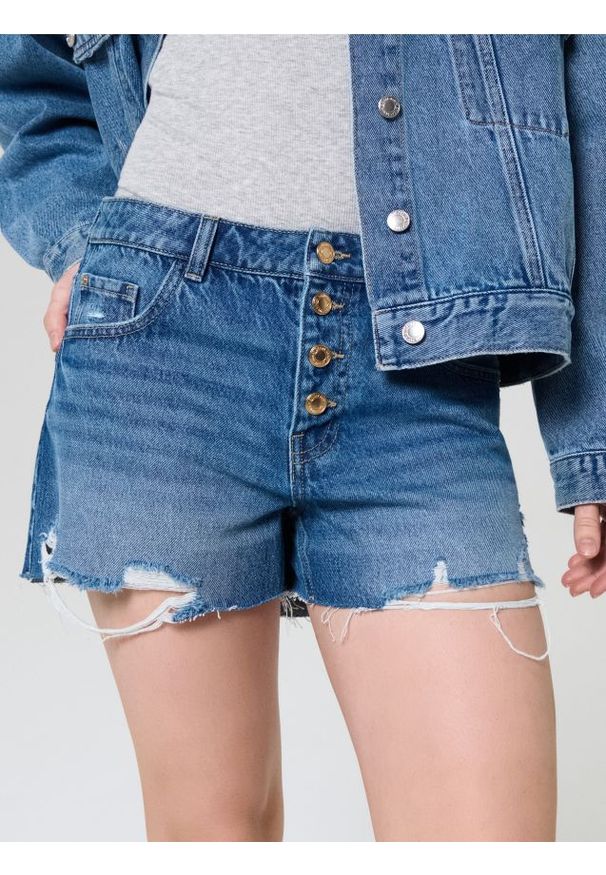 Sinsay - Szorty jeansowe mid waist z przetarciami - niebieski. Kolor: niebieski. Materiał: jeans