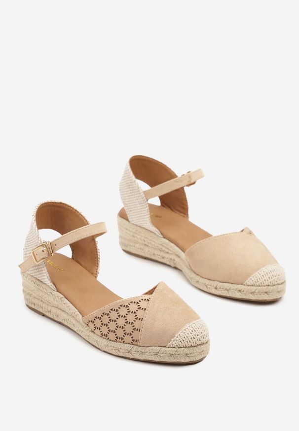 Renee - Ciemnobeżowe Sandały Vices na Plecionym Koturnie w Stylu Boho Erathria. Okazja: na spacer. Zapięcie: sprzączka. Kolor: beżowy. Sezon: lato. Obcas: na koturnie. Styl: boho
