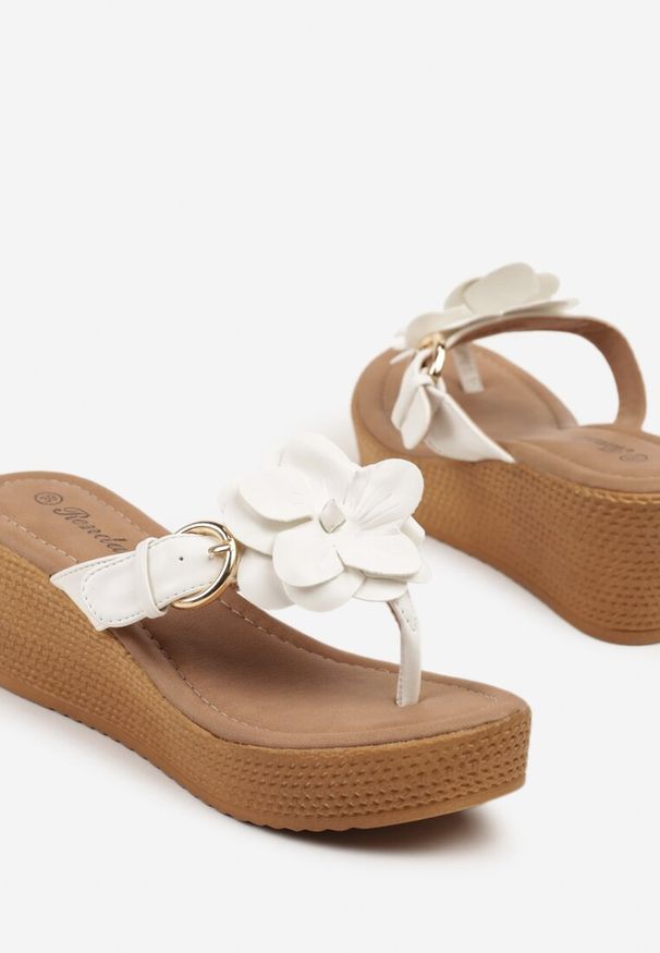 Born2be - Białe Klapki Typu Japonki na Koturnie z Kwiatami 3D Emimi. Okazja: na co dzień. Kolor: biały. Wzór: kwiaty. Sezon: lato. Obcas: na koturnie. Styl: casual, elegancki