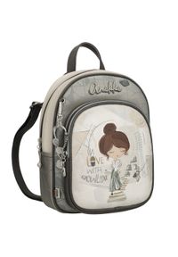 Plecak damski Anekke, z dekoracyjnym nadrukiem i metalowym logo zapinany na zamek z wygodną rączką regulowanymi szelkami oraz ozdobnym brelokiem, sza. Kolor: szary. Materiał: materiał. Wzór: nadruk. Styl: casual, elegancki #5