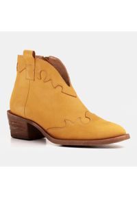 Marco Shoes Nieocieplane botki z zamszu i falistymi wstawkami brązowe żółte. Kolor: brązowy, wielokolorowy, żółty. Materiał: zamsz