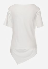 Renee - Biała Asymetryczna Bluzka z Wiskozy z Krótkim Rękawem Zdobiona Marszczeniem Undishi. Okazja: na co dzień. Typ kołnierza: dekolt w łódkę. Kolor: biały. Długość: krótkie. Wzór: aplikacja. Materiał: wiskoza. Długość rękawa: krótki rękaw. Sezon: lato. Styl: casual, klasyczny #7