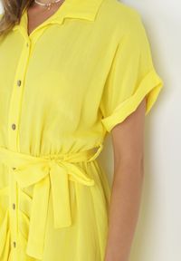 Born2be - Żółta Koszulowa Sukienka Midi z Gumką w Talii i Materiałowym Paskiem z Wiskozy Skeisa. Kolor: żółty. Materiał: materiał, wiskoza. Typ sukienki: koszulowe. Długość: midi #4