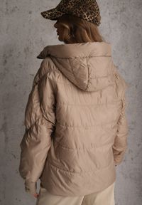 Renee - Ciemnobeżowa Pikowana Kurtka Puffer z Kapturem Ozdobiona Napisami Orellana. Okazja: na co dzień. Typ kołnierza: kaptur. Kolor: beżowy. Materiał: poliester, jeans. Wzór: aplikacja, napisy. Sezon: wiosna. Styl: casual #3