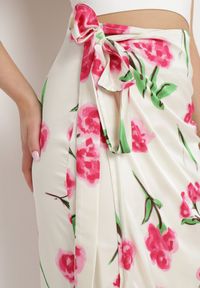 Born2be - Beżowo-Różowa Spódnica Satynowa o Kopertowym Fasonie Wiązana w Pasie w Kwiatowy Print Aisaleva. Okazja: na co dzień. Kolor: beżowy. Materiał: satyna. Wzór: nadruk, kwiaty. Styl: klasyczny, casual #2