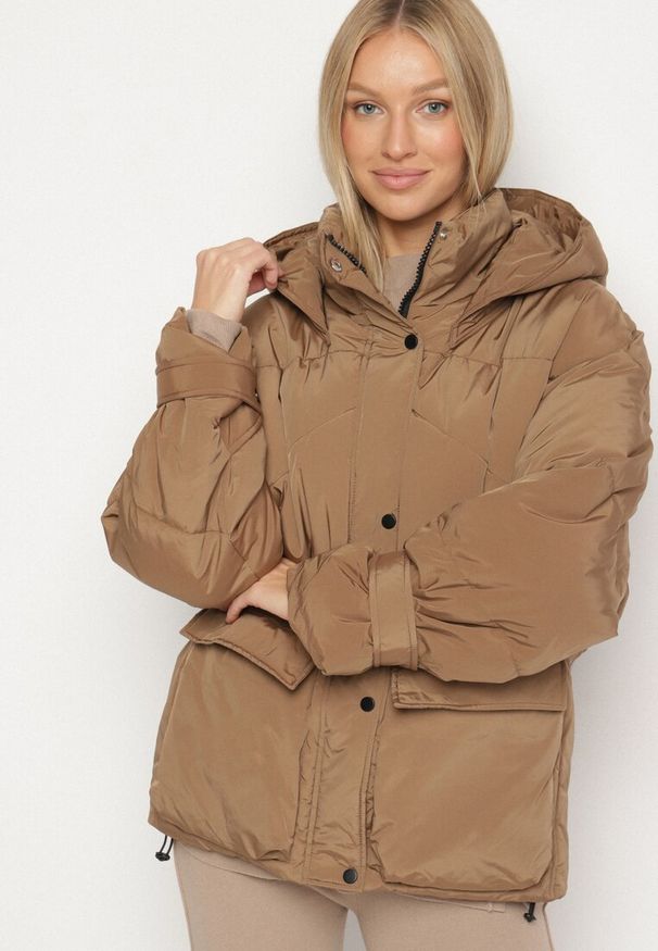 Born2be - Brązowa Pikowana Kurtka Oversize z Kapturem i Paskami przy Rękawach Unitessa. Okazja: na spacer, na co dzień. Typ kołnierza: kaptur. Kolor: brązowy. Materiał: jeans. Wzór: paski. Styl: casual
