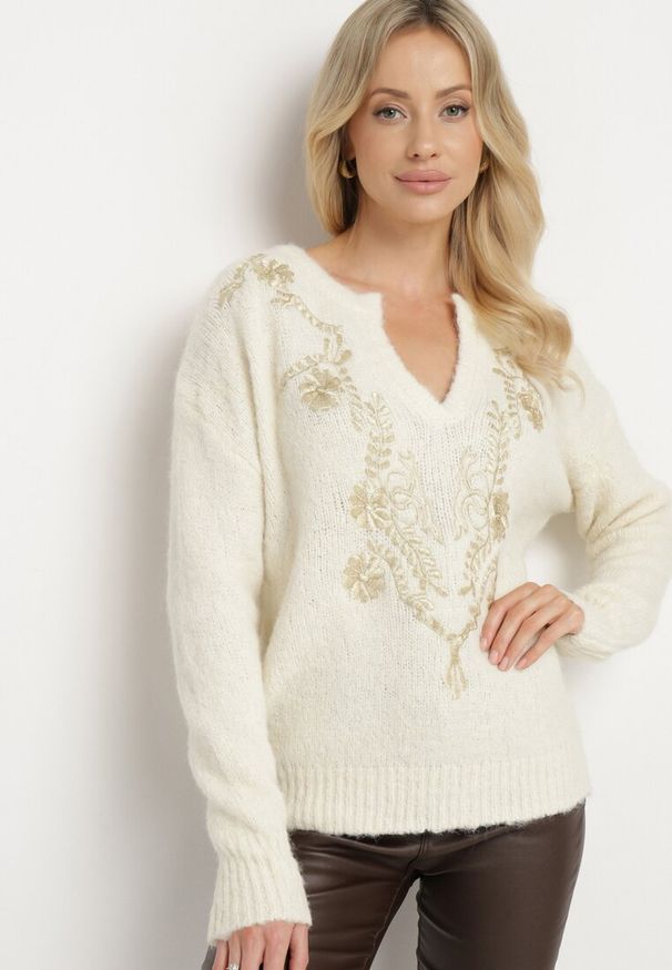 Born2be - Jasnobeżowy Sweter z Wełną Ozdobiony Metaliczną Nicią Senatira. Okazja: do pracy. Kolor: beżowy. Materiał: wełna. Długość rękawa: długi rękaw. Długość: długie. Wzór: aplikacja. Styl: klasyczny, elegancki