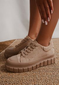 Born2be - Ciemnobeżowe Sneakersy Vices na Grubej Tłoczonej Podeszwie z Perforacją Lealita. Okazja: na co dzień. Kolor: beżowy. Materiał: jeans. Szerokość cholewki: normalna