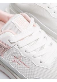 Big-Star - Sneakersy dziewczęce z różowymi wstawkami białe RR374067 101. Okazja: na co dzień. Kolor: biały. Materiał: materiał. Wzór: aplikacja. Sport: turystyka piesza