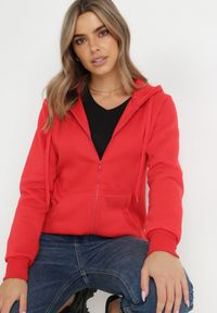 Born2be - Czerwona Bluza z Kapturem Zapinana na Suwak Bran. Okazja: na co dzień, na spacer. Typ kołnierza: kaptur. Kolor: czerwony. Materiał: materiał. Długość rękawa: długi rękaw. Długość: długie. Styl: elegancki, casual #4