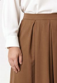 Born2be - Brązowa Rozkloszowana Spódnica z Wysokim Stanem Ismotis. Okazja: na co dzień. Stan: podwyższony. Kolekcja: plus size. Kolor: brązowy. Styl: casual #3