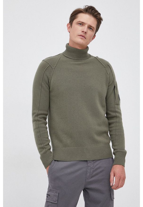 C.P. Company - Sweter wełniany. Okazja: na co dzień. Typ kołnierza: golf. Kolor: zielony. Materiał: wełna. Długość rękawa: długi rękaw. Długość: długie. Styl: casual