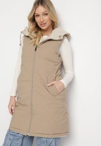 Born2be - Ciemnobeżowa Pikowana Kamizelka Dwustronna z Futerkiem Typu Baranek i Kapturem Lertiala. Okazja: na co dzień. Kolor: beżowy. Materiał: futro. Wzór: aplikacja. Styl: klasyczny, casual, elegancki #1
