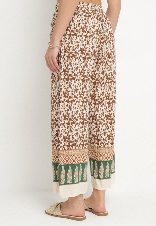 Born2be - Brązowe Bawełniane Spodnie z Wysokim Stanem o Długości 7/8 ze Wzorem Boho Lisavinea. Okazja: na co dzień. Stan: podwyższony. Kolor: brązowy. Materiał: bawełna. Wzór: aplikacja. Styl: boho