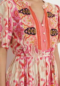 Born2be - Czerwona Wiskozowa Sukienka Boho Zapinana na Guziki z Materiałowym Paskiem w Talii Dimovana. Okazja: na co dzień. Typ kołnierza: dekolt w serek. Kolor: czerwony. Materiał: wiskoza, materiał. Długość rękawa: krótki rękaw. Wzór: aplikacja. Typ sukienki: proste. Styl: boho #7