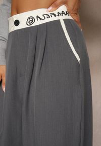Renee - Szare Spodnie Palazzo High Waist z Szerokimi Nogawkami z Zapięciem na Guziki i Zamek Lomedia. Okazja: na spotkanie biznesowe. Stan: podwyższony. Kolekcja: plus size. Kolor: szary. Wzór: aplikacja. Styl: sportowy, klasyczny, elegancki, biznesowy