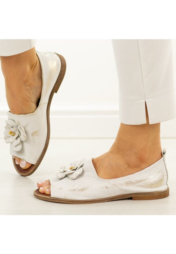 DEONI - Złote przec.04 skórzane Polskie sandały damskie z zakrytą piętą Deoni D487A. Okazja: na co dzień. Kolor: złoty. Materiał: skóra. Wzór: aplikacja, kwiaty. Sezon: wiosna, lato. Styl: elegancki, casual