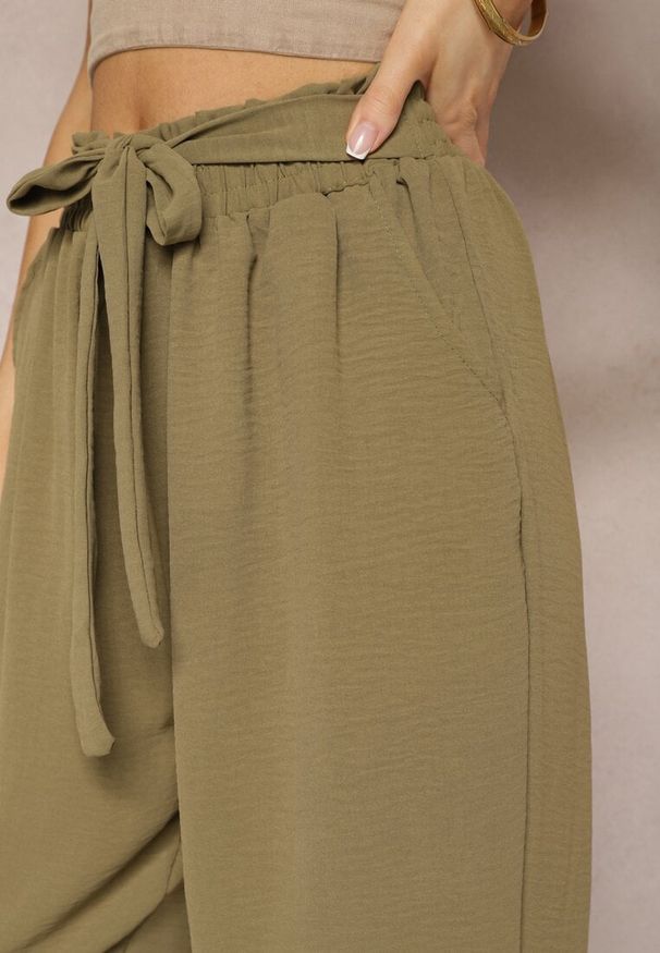 Renee - Ciemnozielone Spodnie High Waist Wiązane w Pasie Wykończone Gumką w Talii Dimixi. Okazja: na co dzień. Stan: podwyższony. Kolor: zielony. Styl: casual