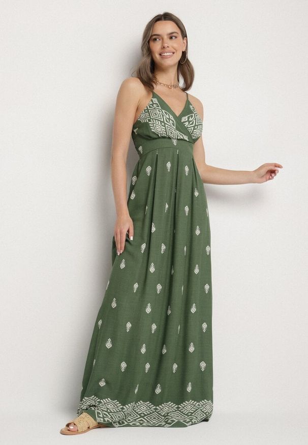 Born2be - Zielona Bawełniana Sukienka Rozkloszowana z Kopertowym Dekoltem i Wiązaniem Revevra. Okazja: na randkę, na co dzień. Typ kołnierza: dekolt kopertowy. Kolor: zielony. Materiał: bawełna. Długość rękawa: na ramiączkach. Typ sukienki: kopertowe. Styl: casual