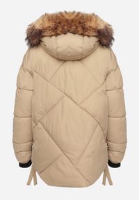 Born2be - Ciemnobeżowa Pikowana Kurtka z Kapturem z Futrem i Rozcięciami na Napy Karintinnia. Okazja: na co dzień. Typ kołnierza: kaptur. Kolor: beżowy. Materiał: futro. Styl: casual, elegancki #4