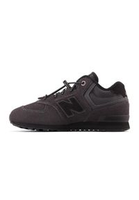 Buty New Balance Jr GV574HB1 czarne. Kolor: czarny. Materiał: guma, zamsz, skóra, materiał, futro, syntetyk, tworzywo sztuczne. Sezon: zima. Model: New Balance 574