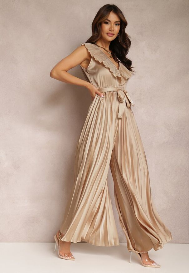 Renee - Beżowy Kombinezon Plisowany Hyrmane. Kolor: beżowy. Materiał: materiał. Długość: długie. Styl: elegancki, wizytowy