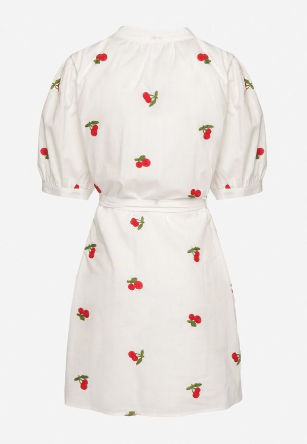 Born2be - Biała Bawełniana Sukienka Koszulowa Zdobiona Haftem w Wisienki Delarmira. Okazja: na co dzień. Typ kołnierza: dekolt w serek. Kolor: biały. Materiał: bawełna. Wzór: haft, aplikacja. Typ sukienki: koszulowe. Styl: casual, elegancki