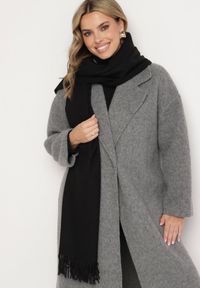 Born2be - Czarny Szalik z Bawełną i Wiskozą Ozdobiony Frędzlami Siadortia. Okazja: na co dzień, na spotkanie biznesowe. Kolor: czarny. Materiał: bawełna, wiskoza. Wzór: aplikacja. Styl: klasyczny, casual, elegancki, biznesowy #2