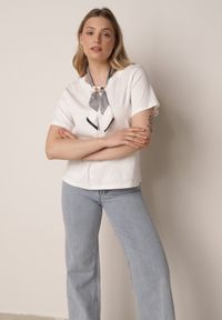 Born2be - Biały T-shirt z Bawełny w Klasycznym Stylu z Apaszką Bluestel. Okazja: do pracy, na co dzień, na spotkanie biznesowe. Kolor: biały. Materiał: bawełna. Długość: długie. Styl: klasyczny #4