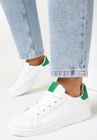 Born2be - Biało-Zielone Sneakersy z Małymi Wstawkami na Języku i Zapiętku Deneld. Kolor: biały
