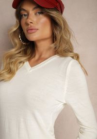 Renee - Jasnobeżowy Casualowy Sweter z Dekoltem w Serek Amitta. Okazja: na co dzień. Typ kołnierza: dekolt w serek. Kolor: beżowy. Materiał: jeans. Styl: casual #4