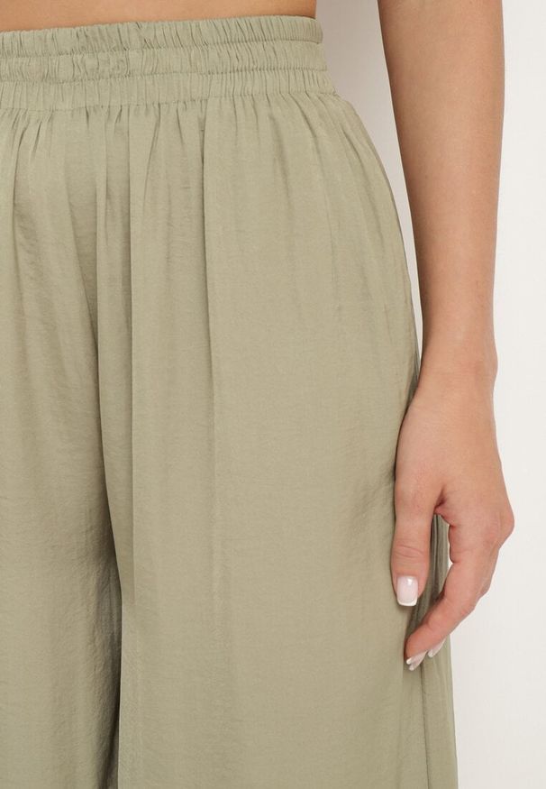 Born2be - Zielone Szerokie Spodnie z Wiskozą i Wysokim Stanem i Gumką w Talii Kelevevia. Okazja: na co dzień. Stan: podwyższony. Kolor: zielony. Materiał: wiskoza. Długość: długie. Styl: casual, klasyczny